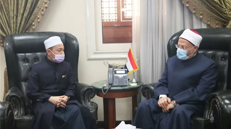 مفتي الجمهورية يستقبل مفتي ماليزيا لبحث تعزيز التعاون الإفتائي بين الدار وماليزيا