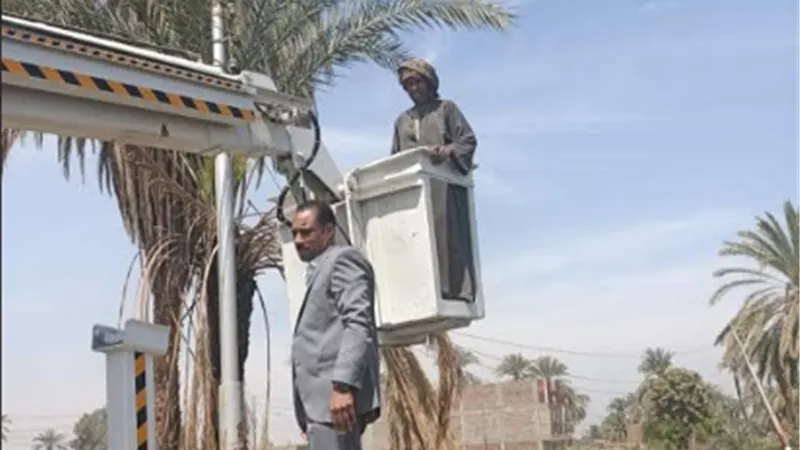 حملات نظافة وصيانة لكشافات الإنارة بقرية البحرى قمولا .. فى قنا