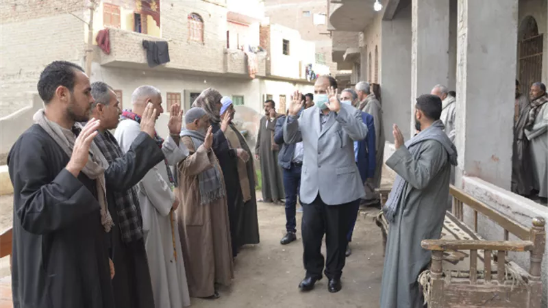 محافظ أسيوط يقدم واجب العزاء لاسرة ضحايا حادث طريق الكريمات