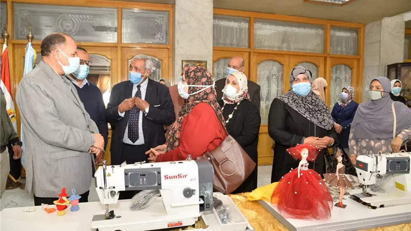 محافظ أسيوط يسلم ماكينات تطريز لجمعيات أهلية لتدريب وتأهيل الفتيات بمراكز إعداد الأسر المنتجة