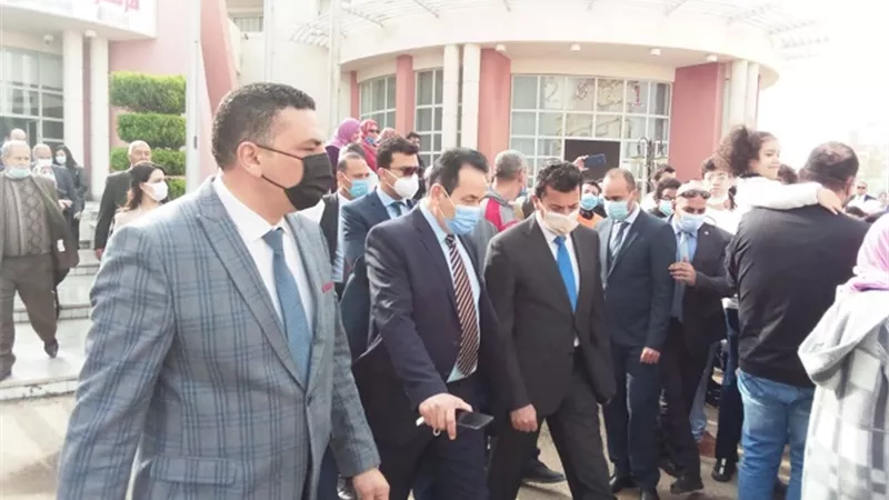 وزير الشباب والرياضة يتفقد المنشآت الرياضية بالعاشر من رمضان