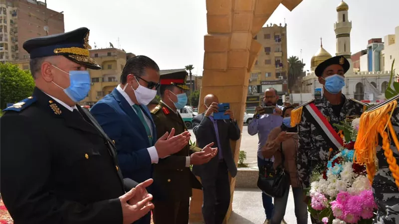 المحافظ ومدير الأمن يضعا إكليلاً من الزهور على النصب التذكاري