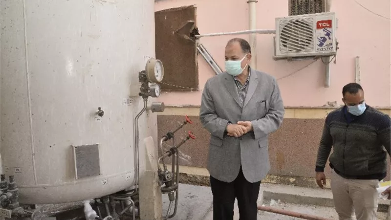 محافظ أسيوط يطمئن على شبكات الاكسجين بمستشفى المبرة للتأمين الصحي