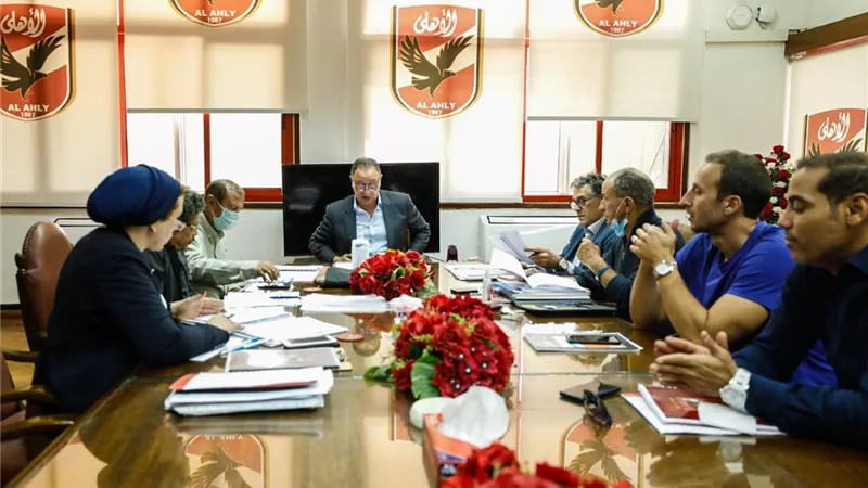 تفاصيل اجتماع الخطيب مع لجنة التخطيط ومديري القطاعات بالأهلي