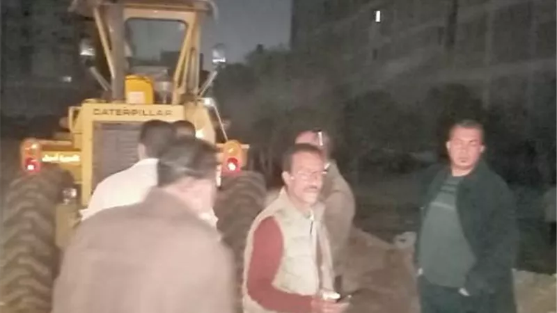 وقف أعمال حفر لبناء كافيه خارج الحيز العمرانى بمنطقة الرملية بالزقازيق ..صور