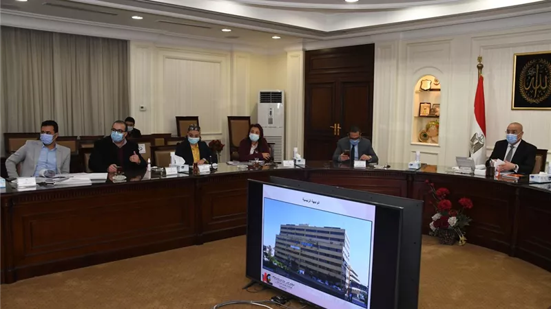 وزير الإسكان يستعرض تصميمات تطوير جراج الأوبرا والمبنى الإدارى لمحافظة القاهرة