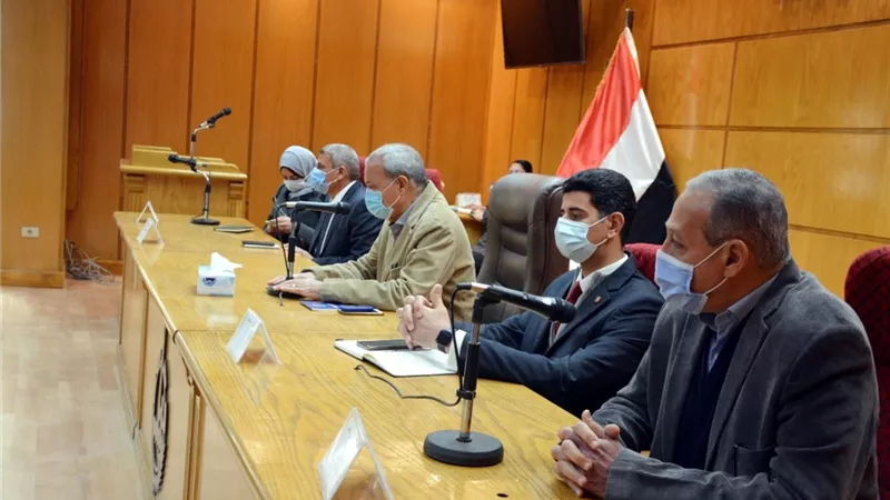 محافظ القليوبية يعقد اجتماعًا لمتابعة أعمال تطوير طريق شركات البترول بمسطرد