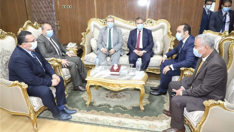 محافـظ المنوفية يستقبل وزير القوى العاملة ويسلم شهادات التأمين على الحياة للعمالة الغير منتظمة