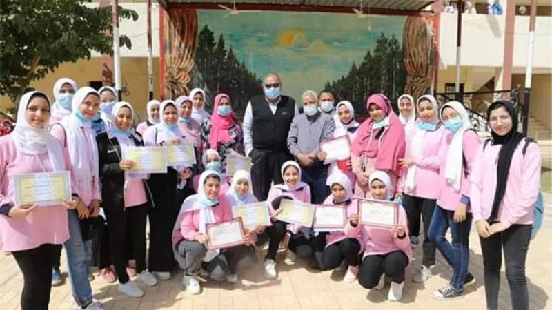 مدير تعليم الوادى الجديد يشارك طالبات الثانوية احتفالات يوم الشهيد بالخارجة
