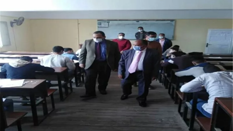 نائب رئيس جامعة بنها يتفقد سير الامتحانات بكلية التجارة