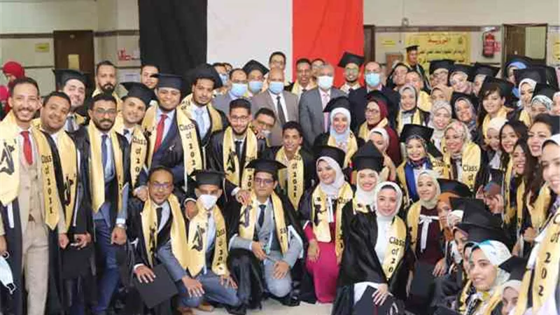 رئيس جامعة جنوب الوادى يشهد حفل تخريج الدفعة السابعة لكلية طب قنا.صور