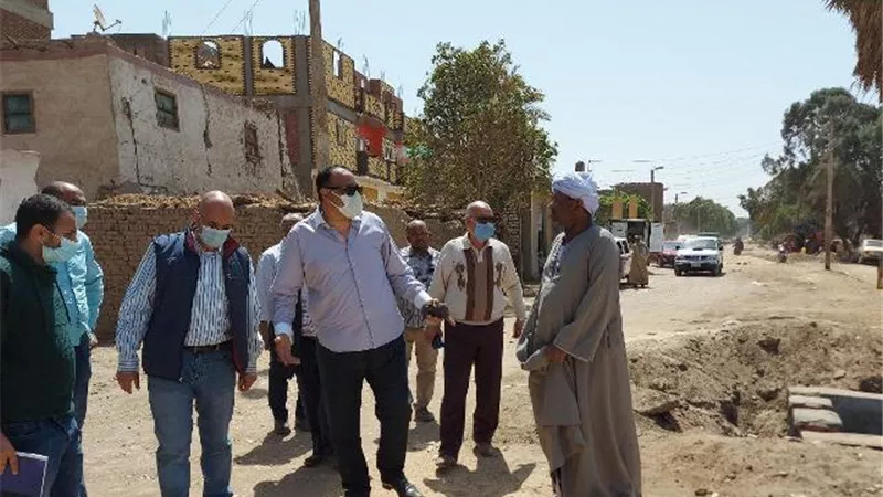 سكرتير محافظة الأقصر يتفقد أعمال مبادرة حياة كريمة بإسنا.صور
