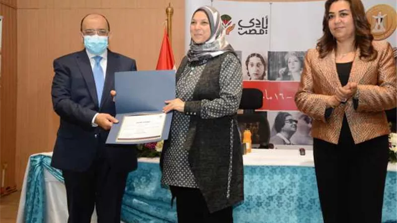 سعد يشيد بتكريم وزير التنمية المحلية لهويدا الشافعى والقيادات النسائية بأسيوط