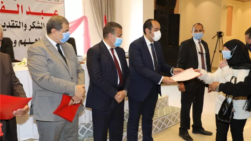محافـظ المنوفية ووزير القوى العاملة يسلمان وثائق تأمين على الحياة للعمالة الغير منتظمة