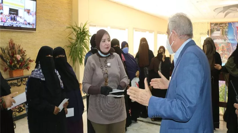 فودة يلتقي عاملات النظافة بطور سيناء ويثني على عملهم يكافأهم تشجيعاً وتحفيزاً لهم