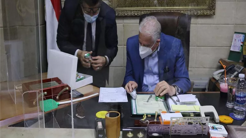 محافظ جنوب سيناء يعتمد عينة التغذية المدرسية