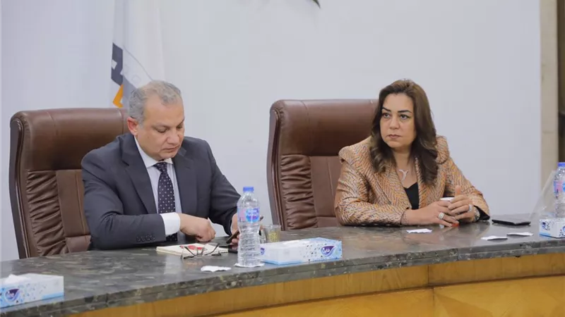 محافظ دمياط ومدير صندوق تطوير المناطق العشوائية يبحثان سُبل تنفيذ مشروع التطوير الحضرى التشاركى