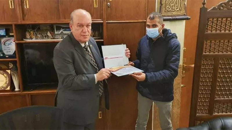 رئيس ميناء القاهرة الجوي يكرم موظف بالمطار لامانته