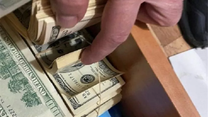 زورا ملايين الدولارات داخل الجامعة