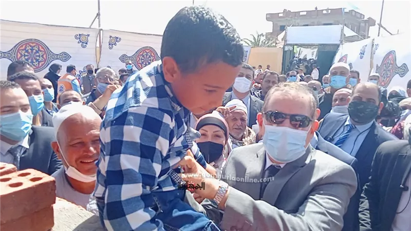 محافظ كفرالشيخ يرفع طفلاً ليشاركه في وضع حجر أساس مدرسة السيد البدوى