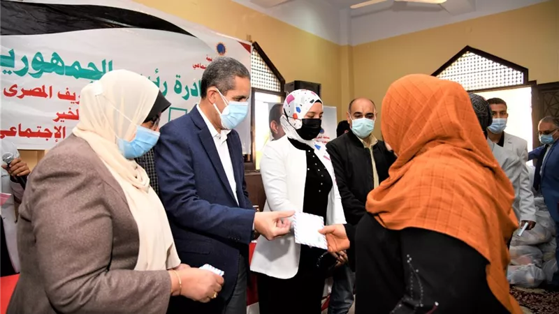 محافظ الغربية: مد خطوط الغاز والصرف الصحى لـ٨٨ عزبة وتابع بزفتى-صور