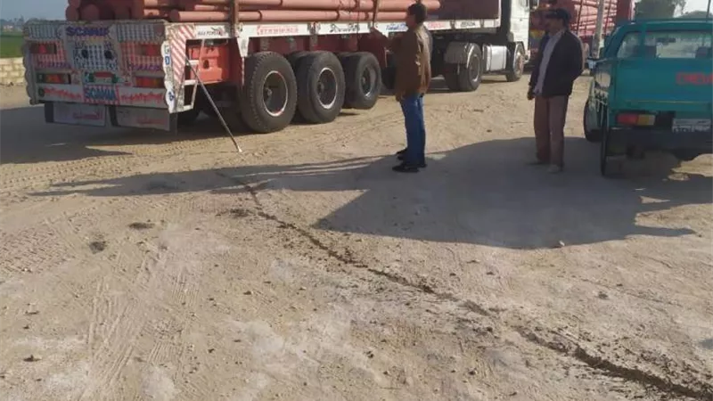 محافظ أسيوط: متابعة توريد وتركيب أعمدة الإنارة بقري أسيوط والغنايم