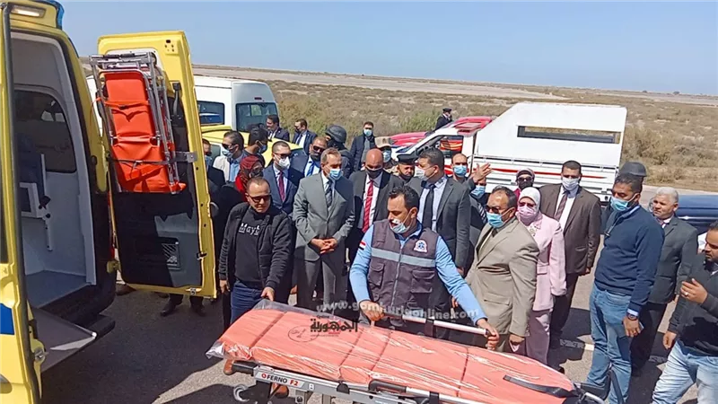 محافظ كفر الشيخ يوقف موكبه لنقل مصابين في إنقلاب سيارة نصف نقل على الطرق الدولي الساحلي