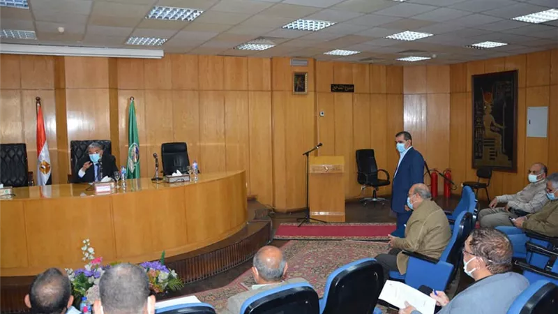 محافظ المنيا يبحث مع هيئة الطرق تشغيل طريق الصعيد الصحراوى غرب النيل