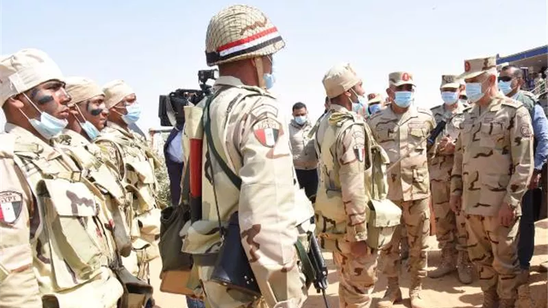 رئيس أركان حرب القوات المسلحة يشهد المرحلة الرئيسية لمشروع مراكز القيادة الخارجى (بدوى 38)
