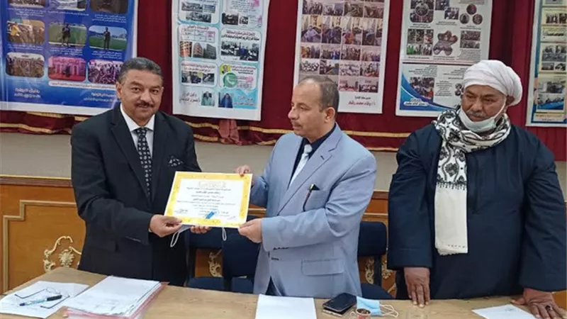 تكريم مدير مدرسة الشيخ على للتعليم الأساسى بأبوتشت