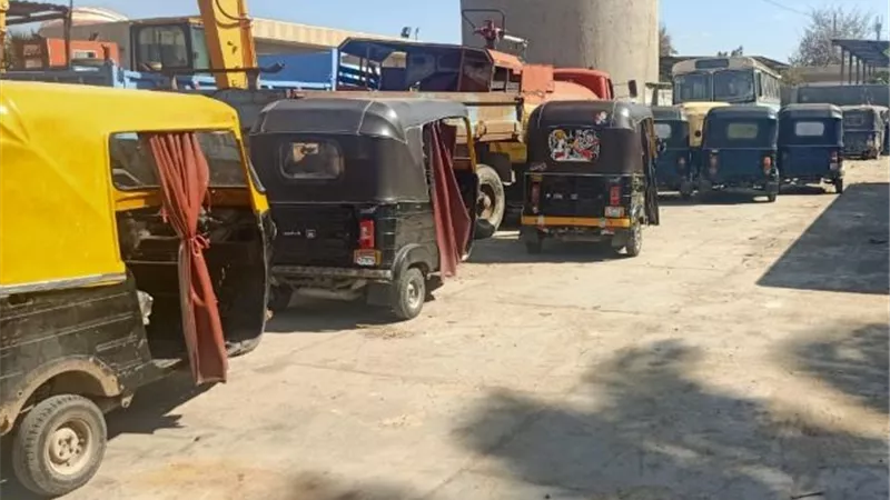 جهاز دمياط الجديدة يصادر 14 توك توك و6 تروسيكلات نباشين بالتعاون مع الشرطة.. بالصور