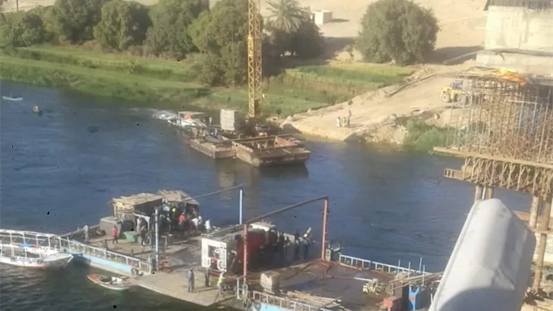 محافظ أسيوط يتفقد موقع حادث حريق شدة خشبية بمشروع محور ديروط والدفع بعدد 5 سيارات اطفاء و2 عبارة نيلية للسيطرة على الحريق