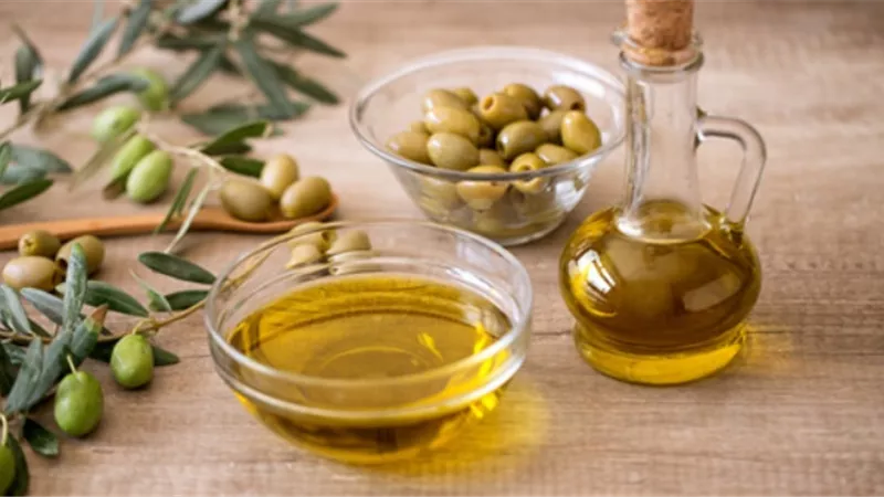الإفراط في استهلاكه يؤدي إلى مشاكل صحية غير مرغوبة.. زيت الزيتون