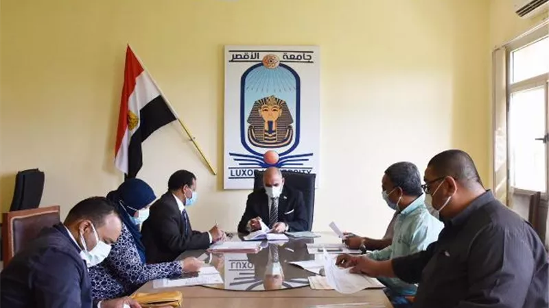 رئيس جامعة الأقصر يعقد إجتماع مع مجلس شئون التعليم والطلاب
