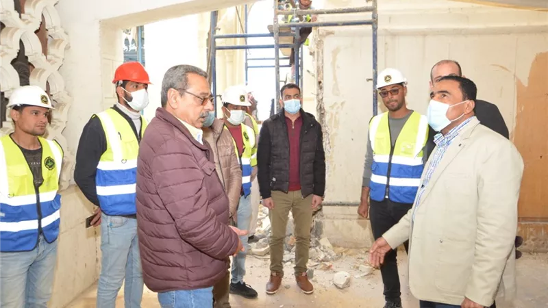شعيب يتابع ترميمات مسجد العوام اشهر مساجد مطروح