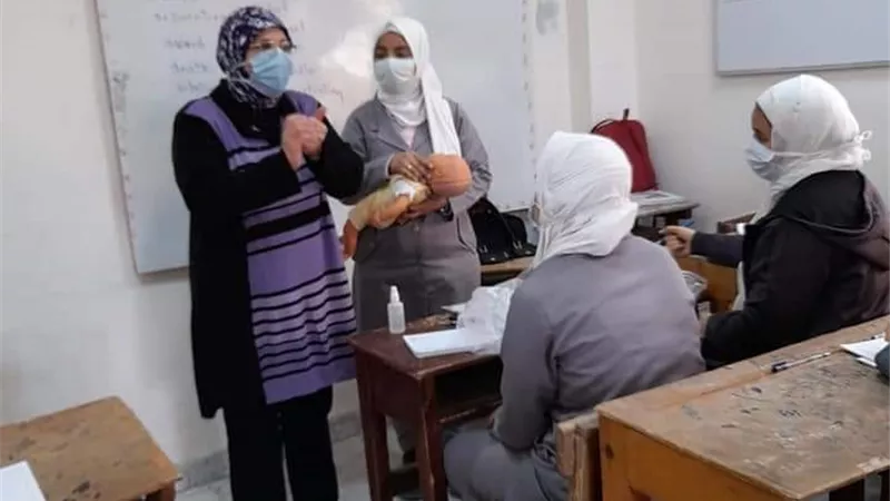 دوره تدريبيه لطالبات مدرسه التمريض علي كيفيه إعطاء طعم شلل الاطفال