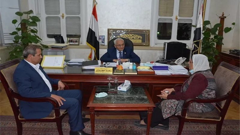 رضا حجازى يستقبل مديرة المدرسة المعتدى من ولى امر