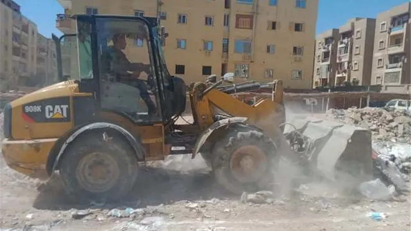 محافظة الجيزة ترفع 150 طن مخلفات من أراضي فضاء بهضبة الأهرام