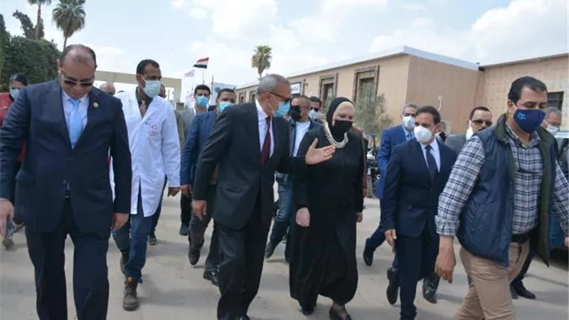وزيرة التجارة والصناعة تشيد بإنتاج الخزف والسيراميك بالخانكة