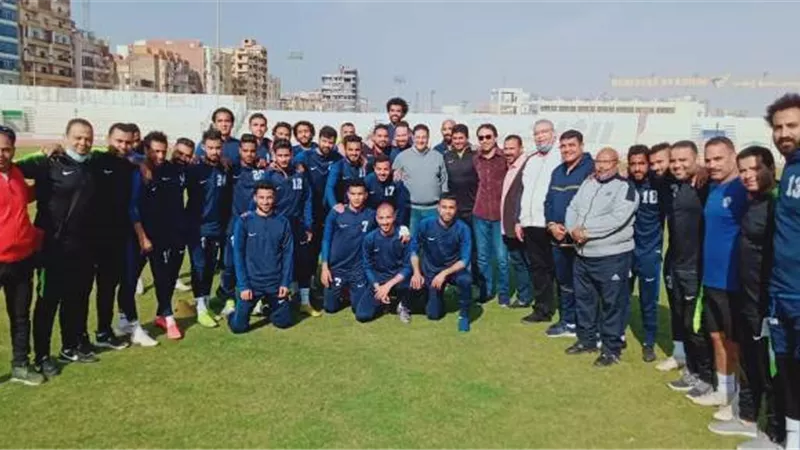 لاعبو بنى سويف يحتفلون بعيد ميلاد رئيس النادى