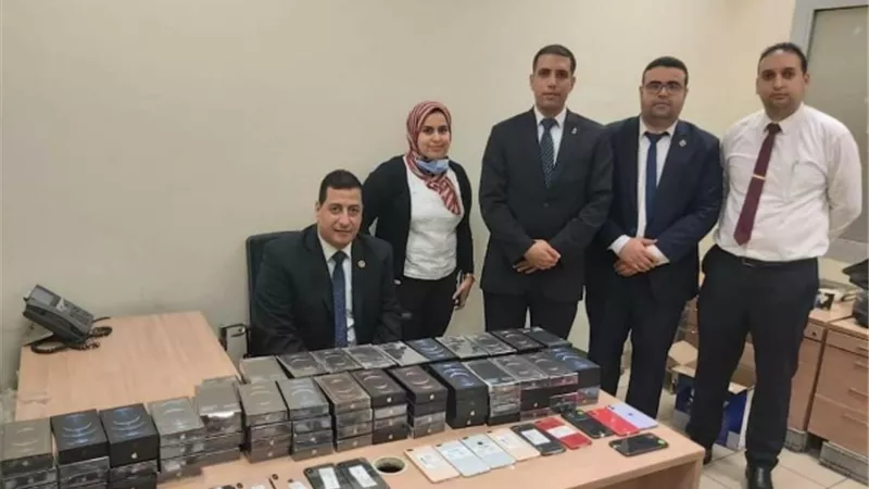 ضبط راكب يخفي 21 تليفون محمول حول جسده بالمطار