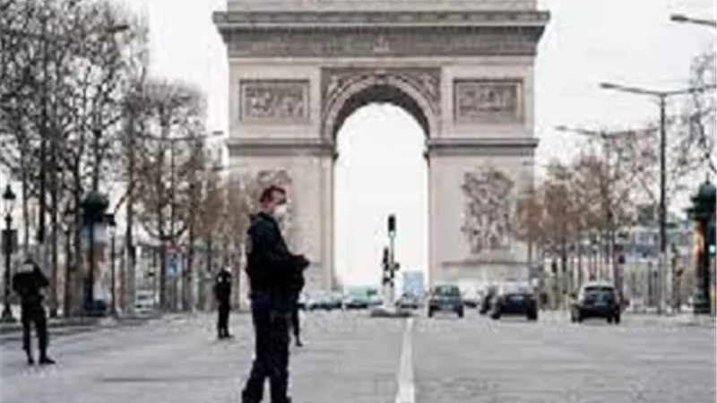 فرنسا تفرض حجرا صحيا على 16 منطقة بينها باريس