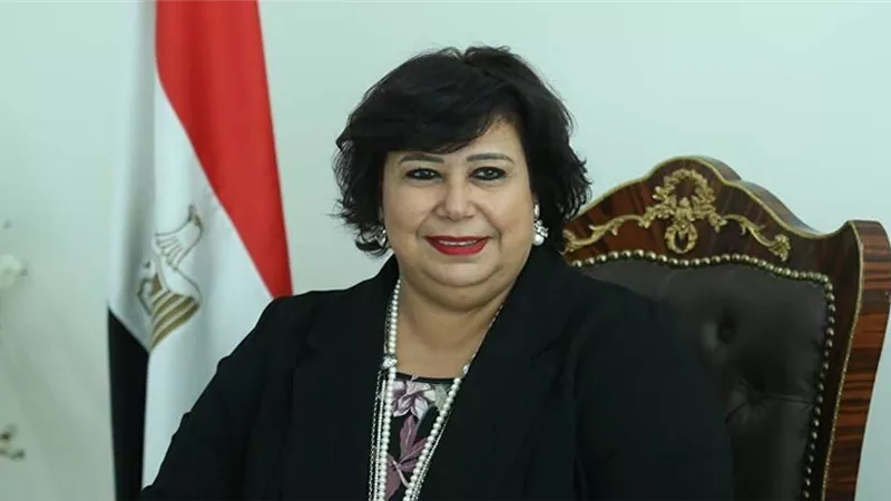 وزيرة الثقافة: أحفادى نقطة ضعفى.. فيديو