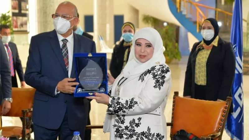 الطيار رشدي زكريا يكرم الفنانة مديحة حمدي في الاحتفال بالأمهات المثاليات بمصرللطيران