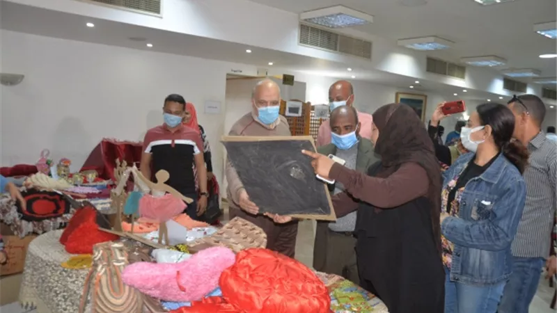 أبو العزايم يفتتح معرض منتجات أندية المرأة والفتاة بالأقصر