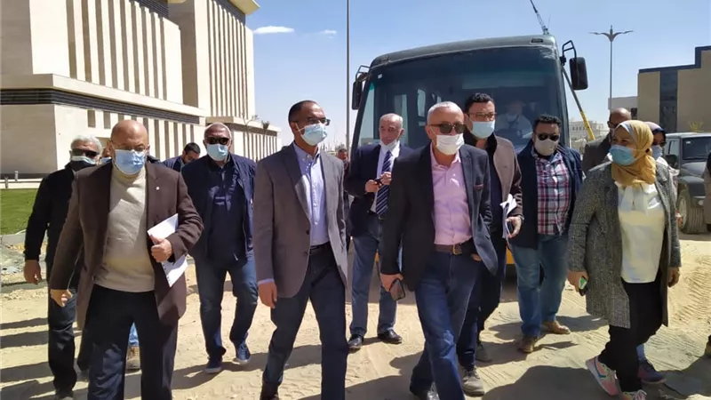 مسئولو وزارة الإسكان يتففدون مشروع إسكان بديل العشوائيات بمدينة حدائق أكتوبر.. صور