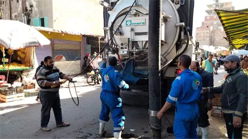 مياه القناة تواصل خطة الملس والتطهير لجميع شبكات الصرف الصحي.صور