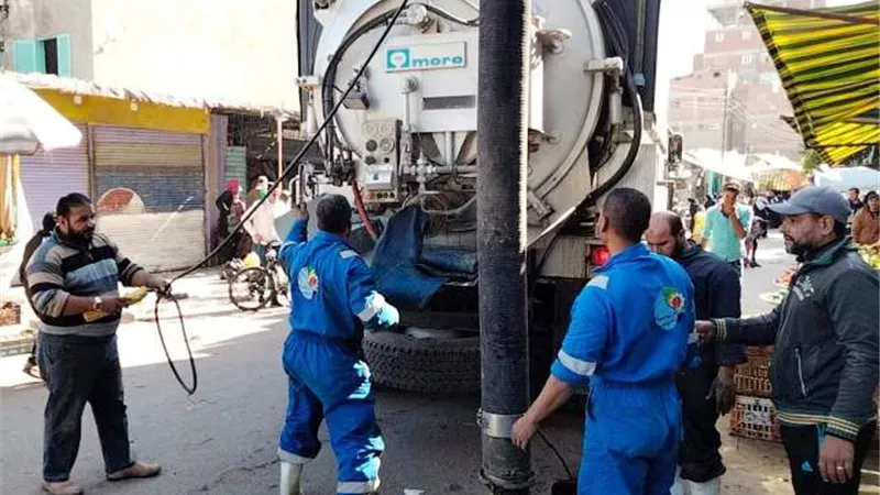 رئيس مياه القناة: نجحنا فى الحملة المكبرة للملس والتطهير لشبكات الصرف.. بالصور