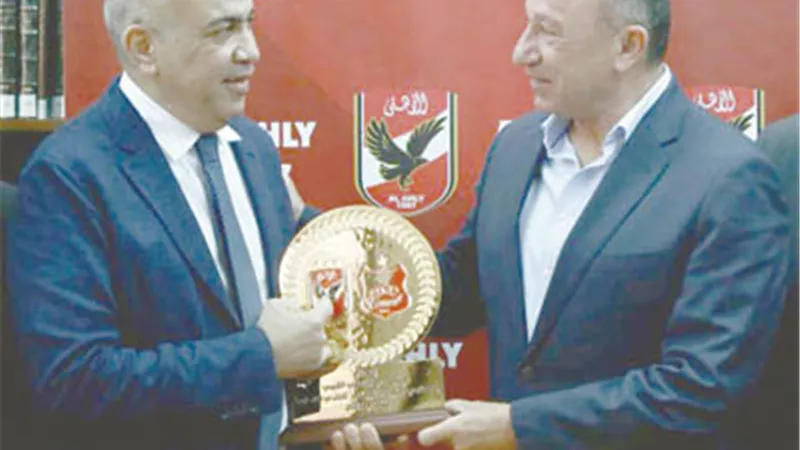 موسيماني يطلب التجديد لأجايي وصلاح