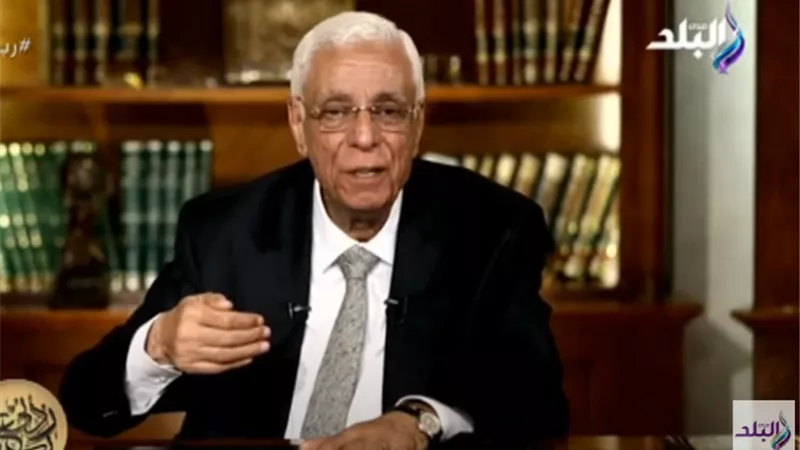 حسام موافي يحذر من الصداع المصحوب بـ«القيء والزغللة».. فيديو